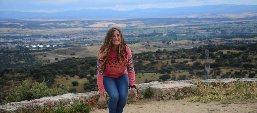 Isabel Rico, al pie de "La Atalaya", muy cerca de Talavera