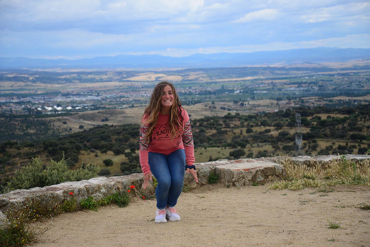 Isabel Rico, al pie de "La Atalaya", muy cerca de Talavera