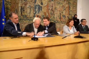 Aurelio de León firmando el acuerdo con la Junta de Castilla-La Mancha. mesa por la recuperación de talavera