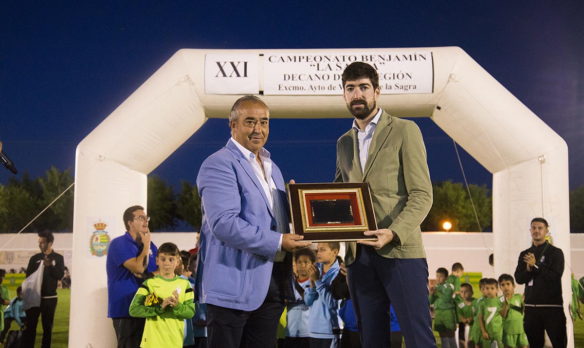 Javier Arizmendi, con el alcalde de Villaseca, Jesús Hijosa