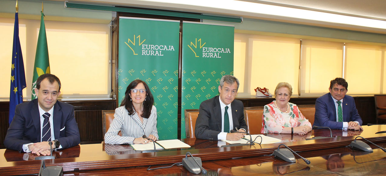 Firma del convenio entre Eurocaja Rural y el Colegio de Farmacéuticos.