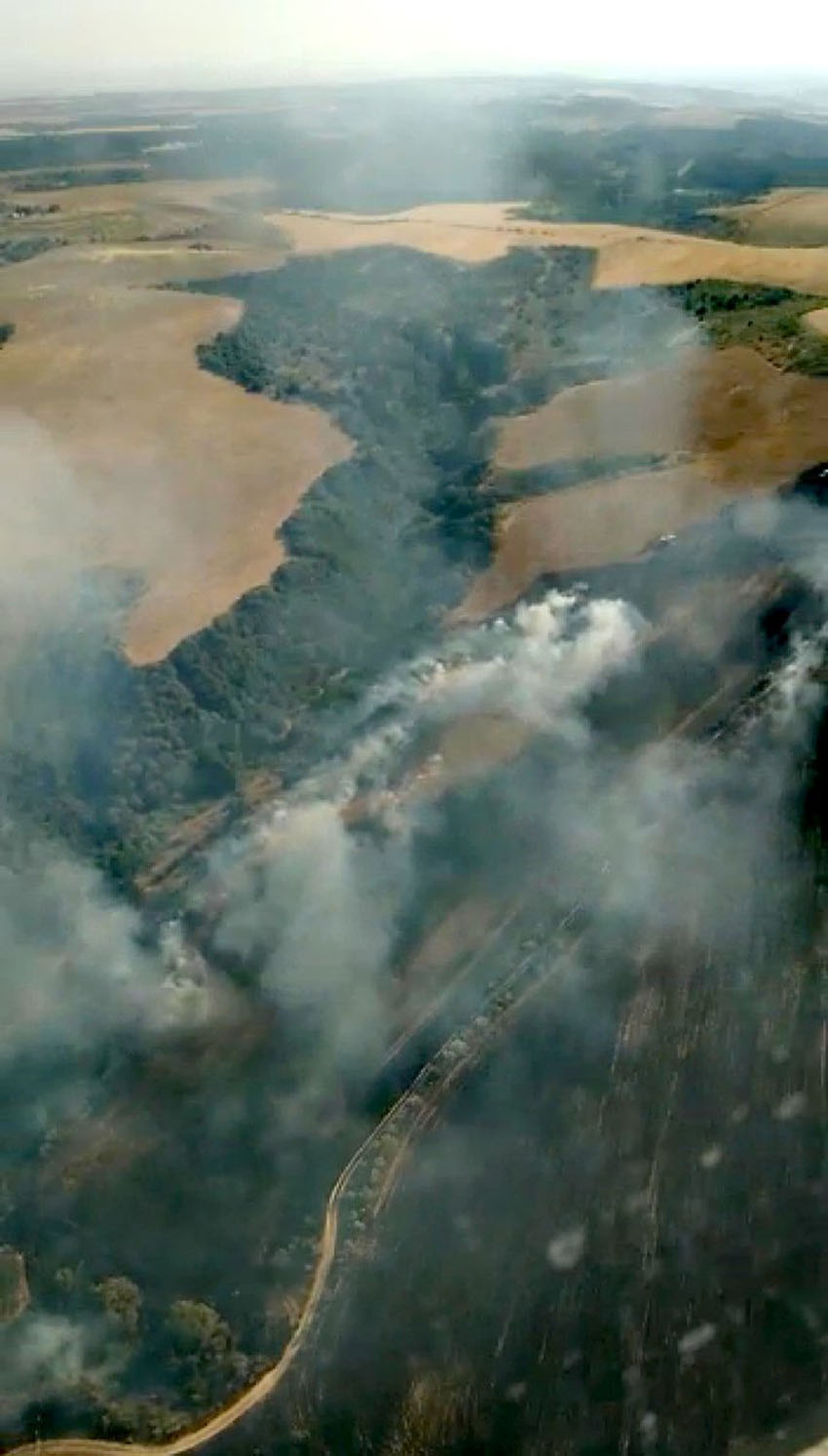Incendio en la Labranza del Alto, en el Cerro Negro de Talavera. Fotos: @AT_Brif