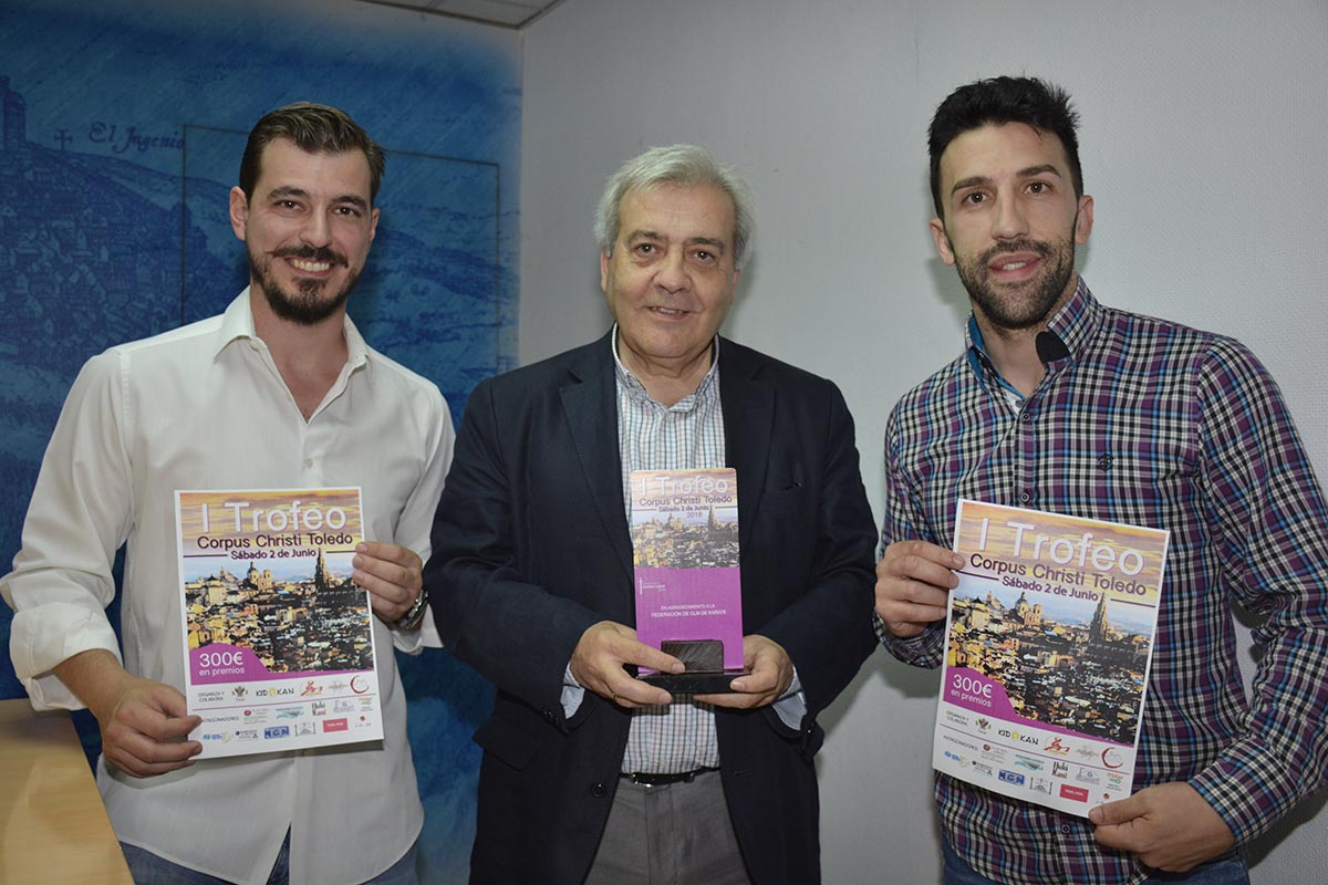 De izquierda a derecha: Julio Cuadra, Del Pino y Álvaro Carmona, en la presentación del trofeo Corpus Christi de kárate