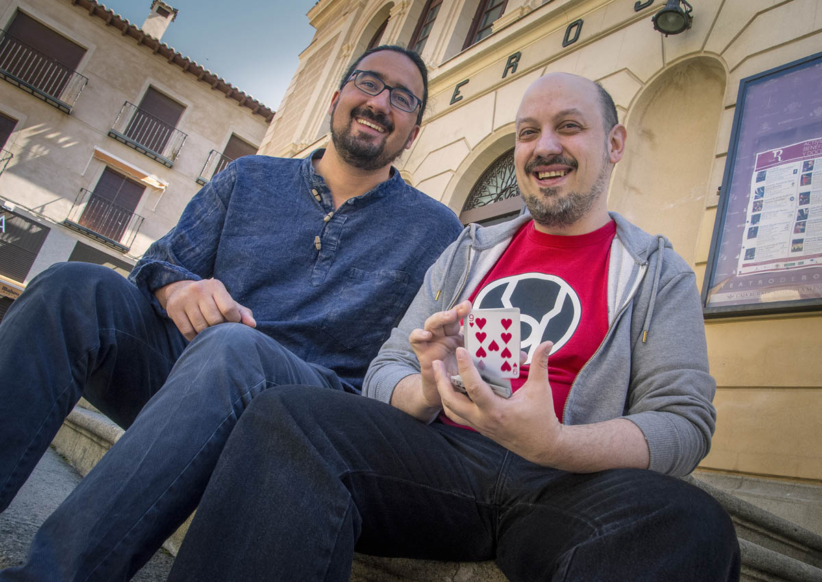 El concejal de Juventud de Toledo, Diego Mejías, y el mago Woody Aragón.