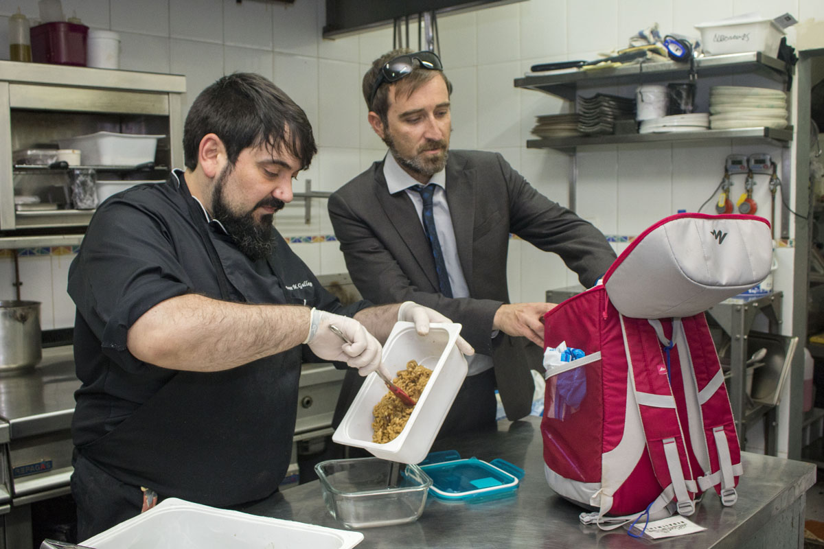 Voluntarios de Red Alimenta recogiendo comida en el restaurante La Clandestina.