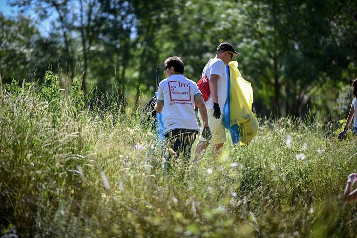 Voluntarios participando en la campaña de recogida de basuraleza.