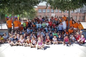 Las niñas y niños del campamento urbano de Toledo, junto a la alcaldesa, Milagros Tolón; y los concejales de Servicios Sociales y de Familia, Javier Mateo y Maite Puig.