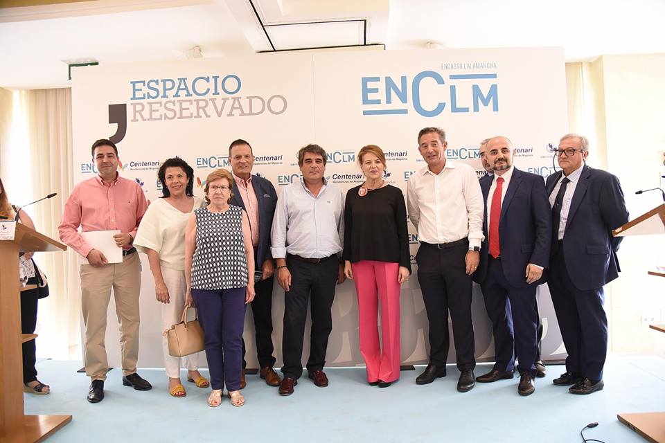 Los representantes de Artecam junto con la consejera de Bienestar Social, Aurelia Sánchez.