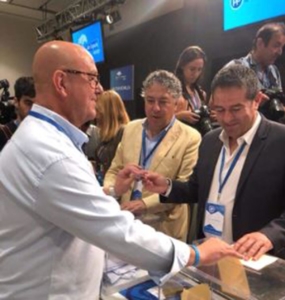 Emilio Bravo, en el momento de votar