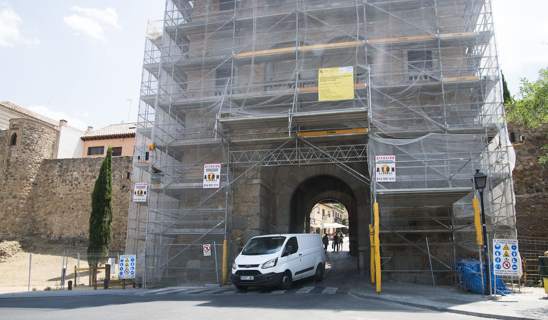 Una furgoneta cruzando la Puerta del Cambrón de Toledo.