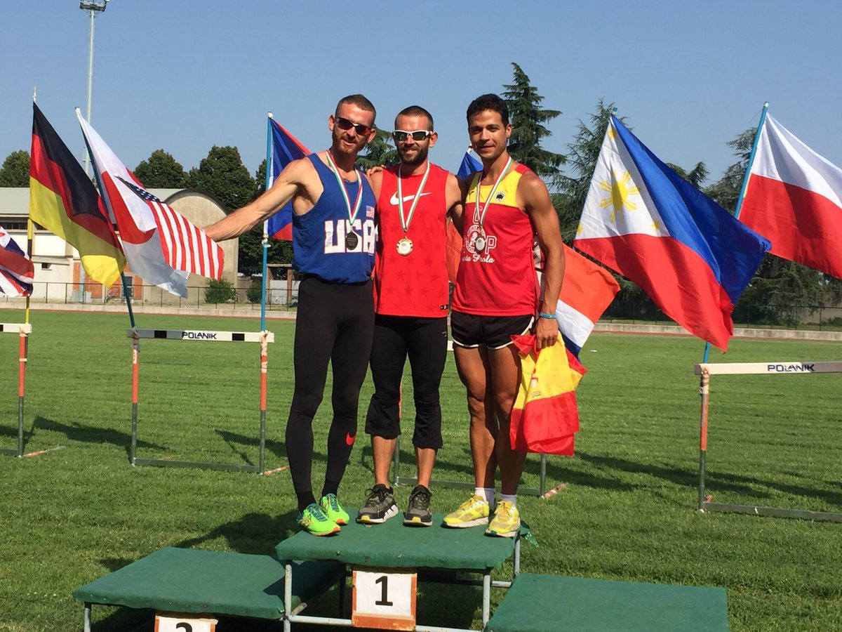 Christian López, en el podio de Bolonia, donde ha logrado un bronce. retrorunning