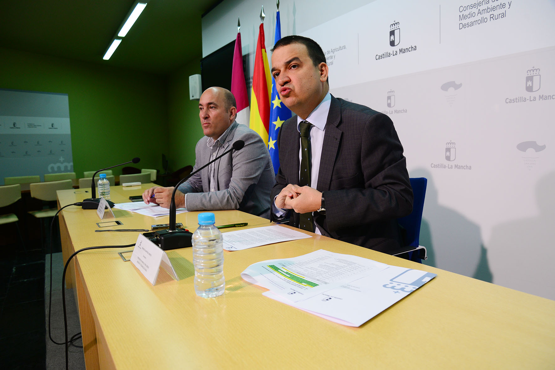 El consejero de Agricultura, Medio Ambiente y Desarrollo Rural, Francisco Martínez Arroyo, junto con el director general de Desarrollo Rural, José Manuel Martín. agua