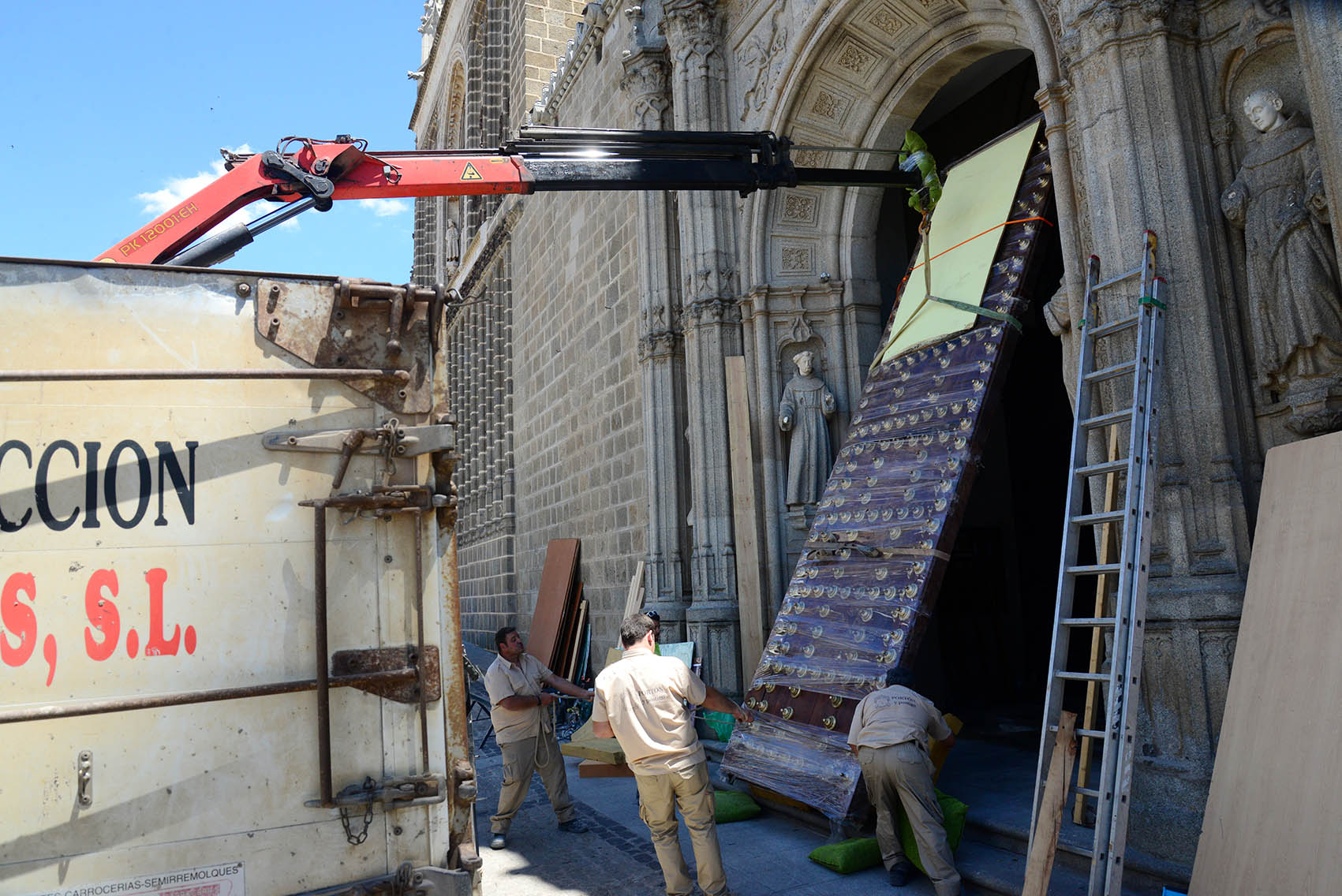 Los operarios, con la ayuda de una grúa, han montado esta descomunal y maravillosa puerta que ya luce en todo su esplendor.