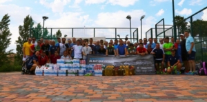 Cientos de litros de leche y aceite irán para los más desfavorecidos gracias a este torneo solidario de pádel.