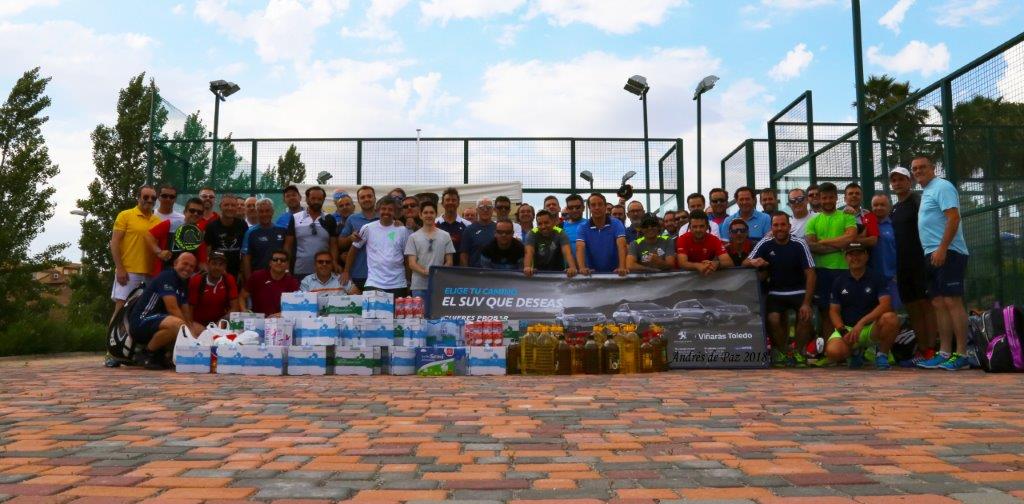 Cientos de litros de leche y aceite irán para los más desfavorecidos gracias a este torneo solidario de pádel.