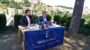 A derecha, Ángel Felpeto, consejero de Educación, Cultura y Deporte; a la izquierda, Juan Ramón Amores, director general del Juventud y Deportes de CLM. mérito deportivo