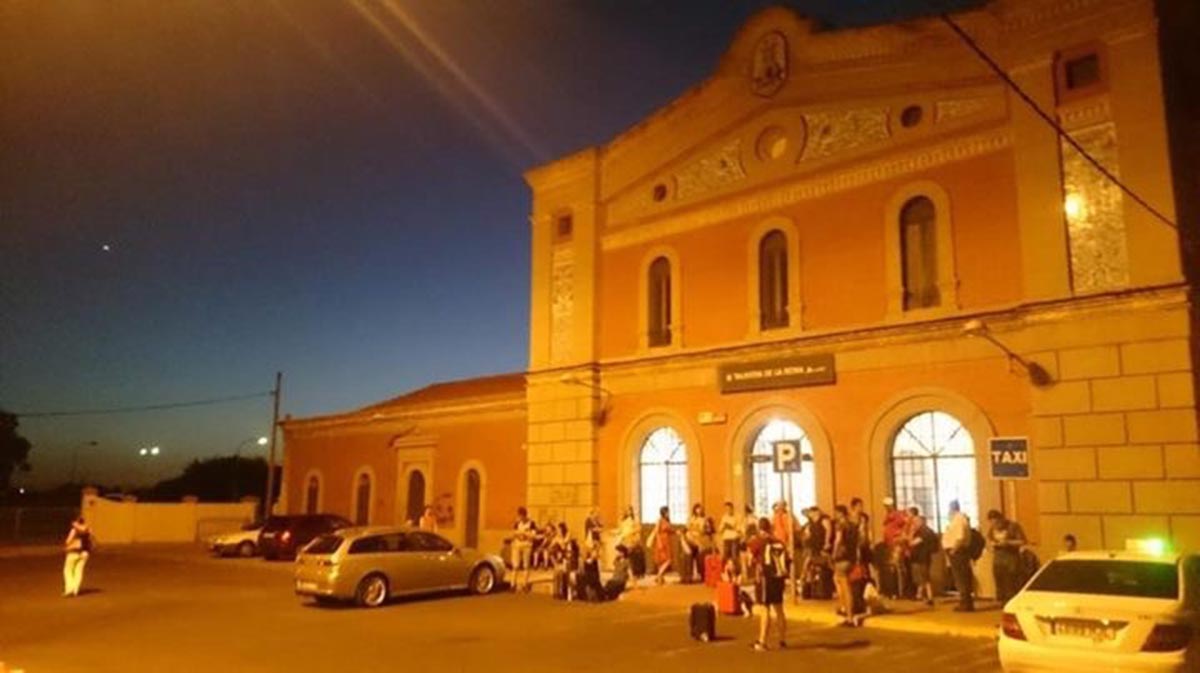 Viajeros esperando en la estación de Talavera a retomar su viaje