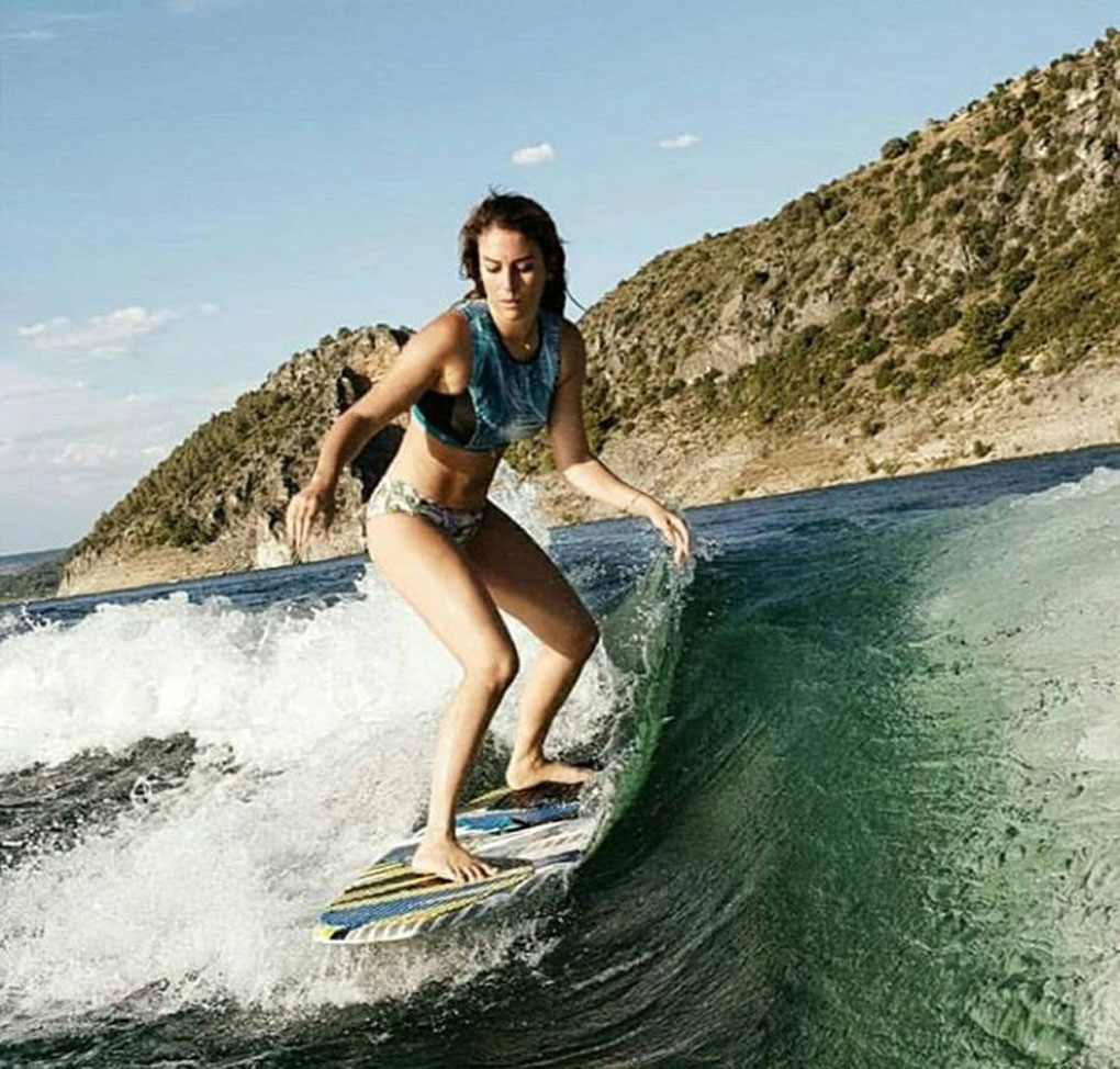Blanca Suárez practicando wakeboard en Entrepeñas.