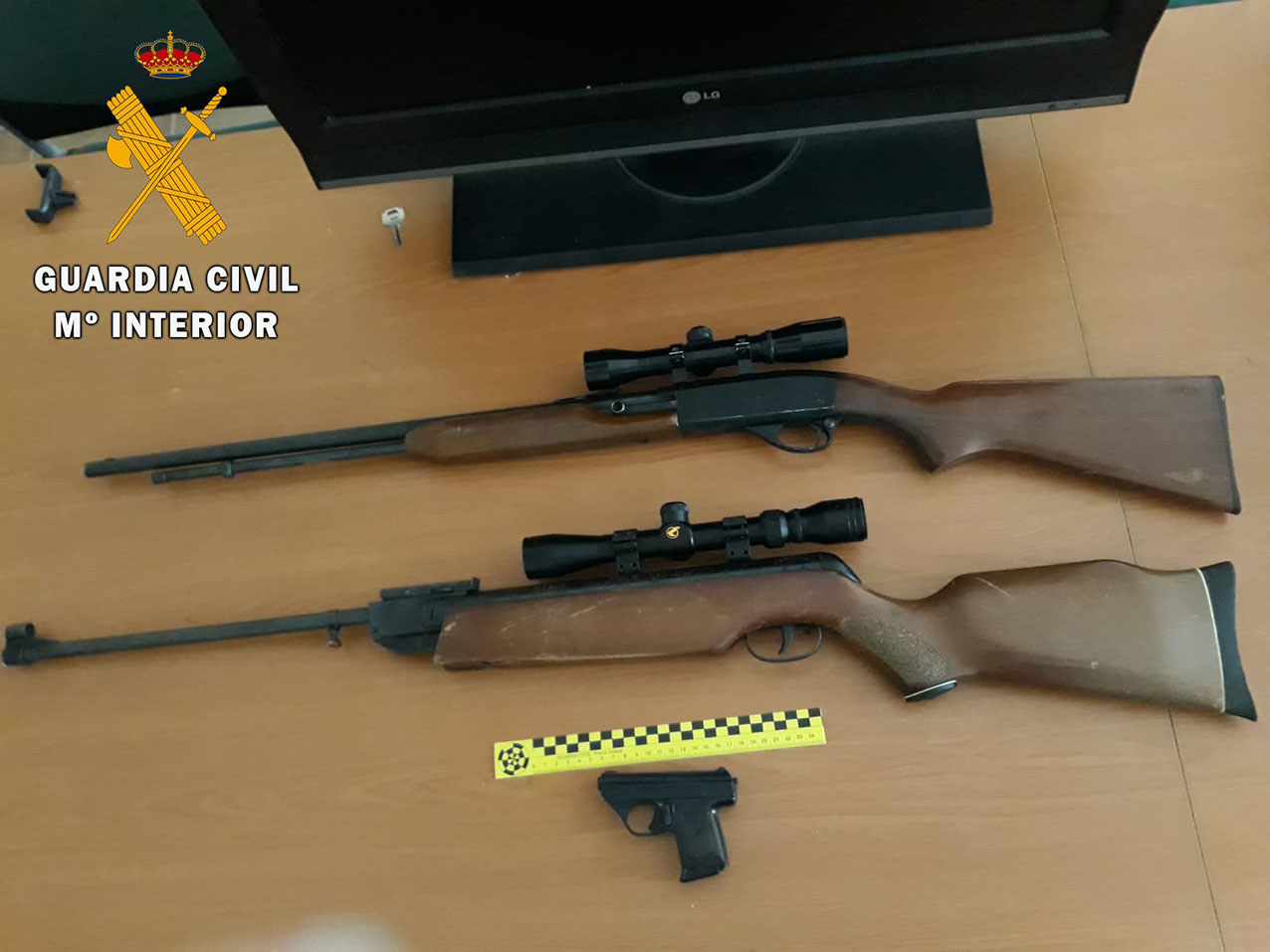 Algunas de las armas robadas y que incautaron en la vivienda de los dos detenidos.
