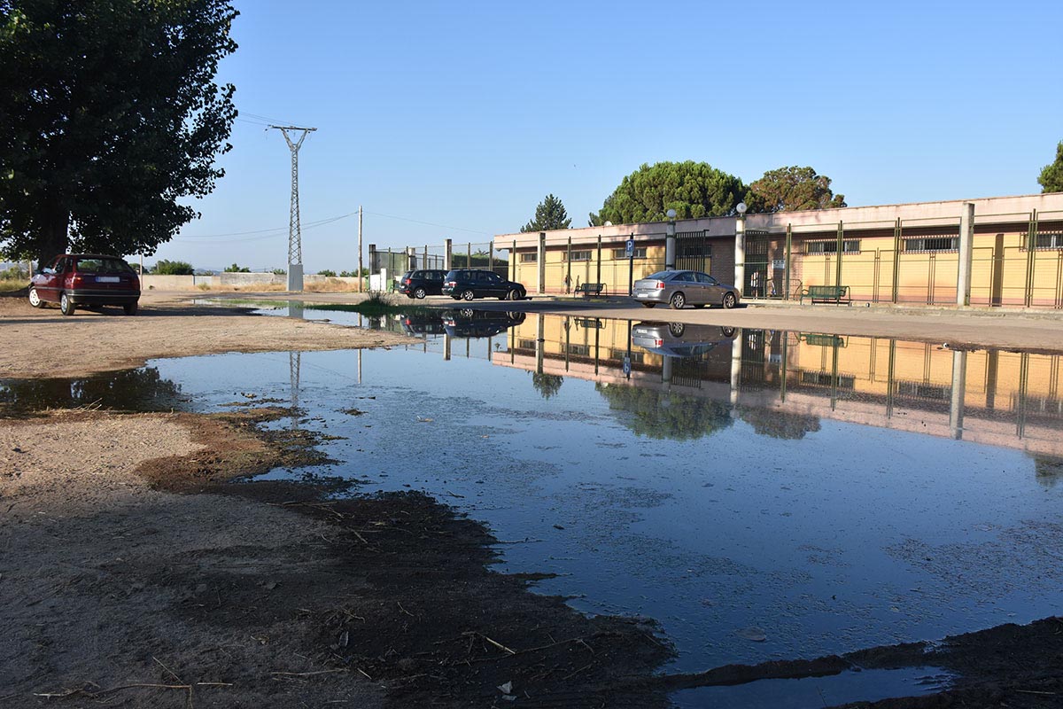 Como se ve, el charco frente a la piscina de Patrocinio ya es muy grande