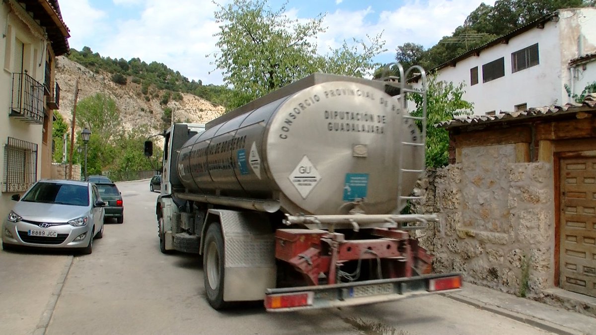 Camión cisterna para abastecer a Chillarón del Rey. cabecera del tajo