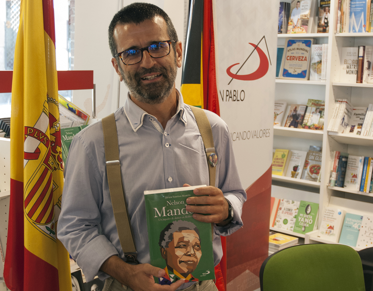 Javier Fariñas, con el libro que ha escrito sobre Nelson Mandela.