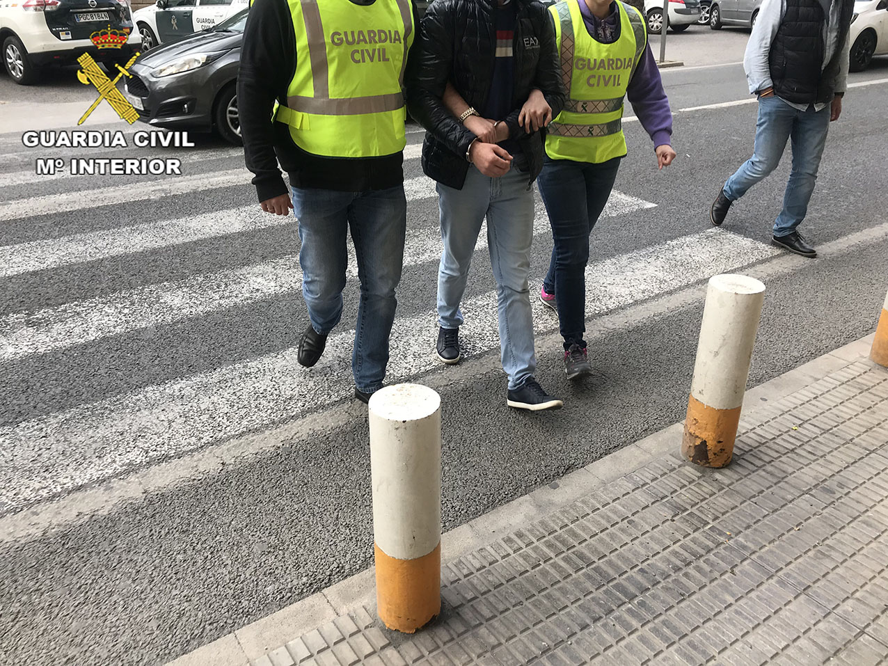 La Guardia Civi, con uno de los detenidos.