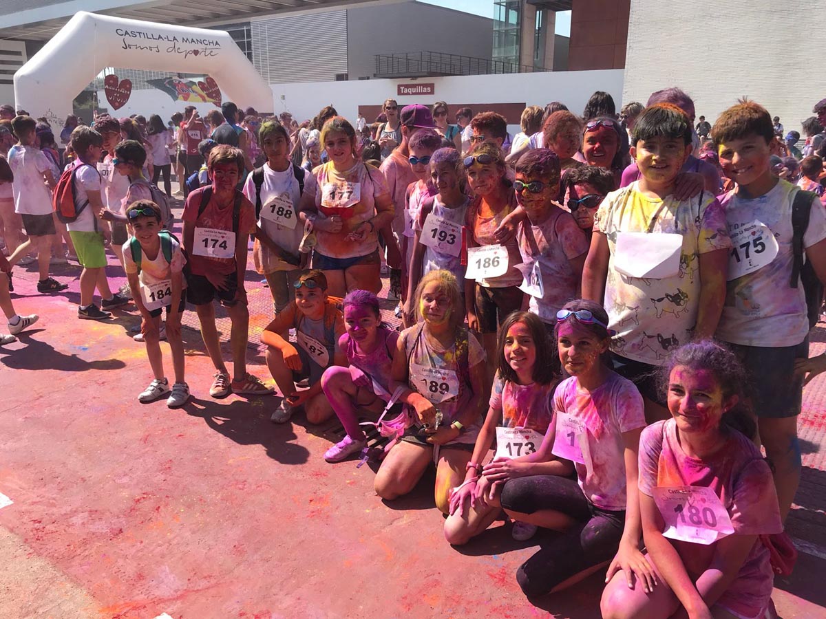 Holi run celebrada en el colegio Cristóbal Colón de Talavera.