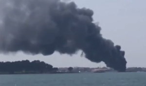 El catamarán ardió en pocos minutos. Imagen captada de un video del Faro de Vigo.