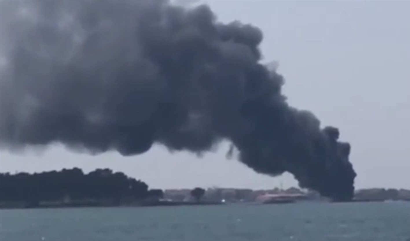 El catamarán ardió en pocos minutos. Imagen captada de un video del Faro de Vigo.