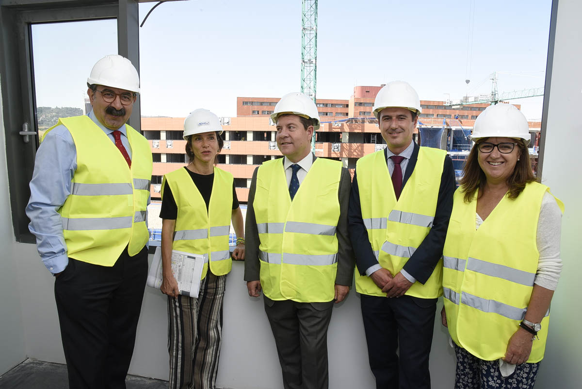 Emiliano García-Page en su visita a las obras del hospital de Guadalajara.