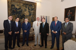 Roberto Polo, con traje claro, junto a Page.