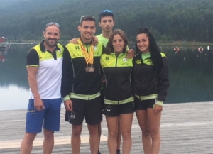 Los cuatro palistas conquenses, con el entrenador
