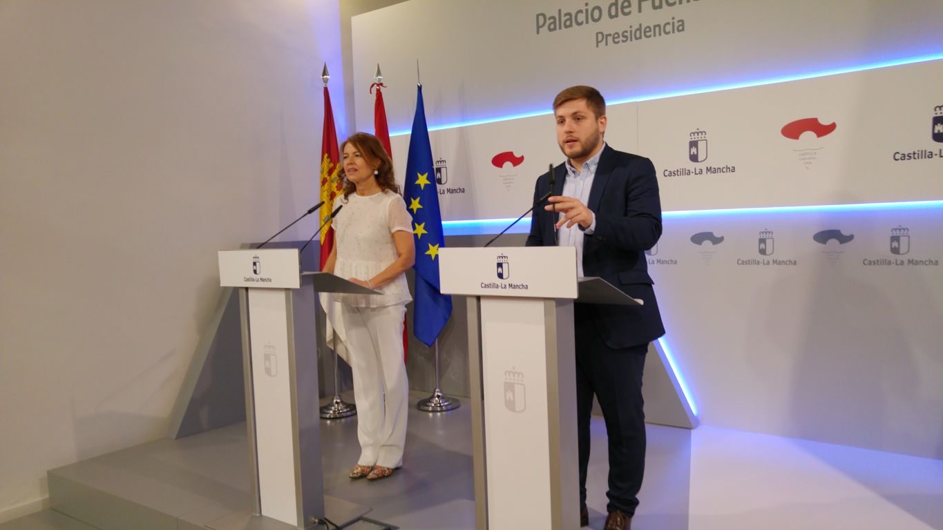 Aurelia Sánchez y Nacho Hernando, consejera de Bienestar Social y portavoz del Gobierno de Castilla-La Mancha. alquiler