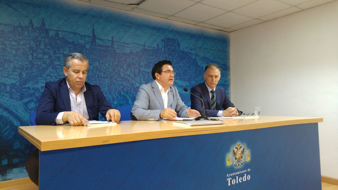 De izquierda a derecha, Joaquín Echeverría, director gerente de la Cámara de Comercio de Toledo; Teo García, concejal de Urbanismo de Toledo; y Javier Raso, director del departamento Económico de Fedeto. rótulos