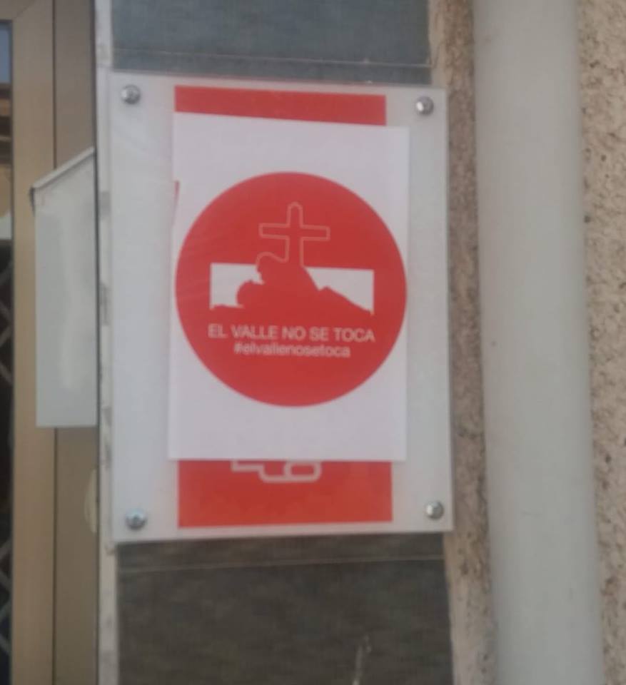 Cartel en la sede del PSOE de La Roda.