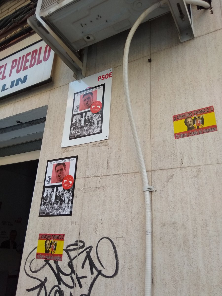 Carteles franquistas en la sede del PSOE de Hellín.