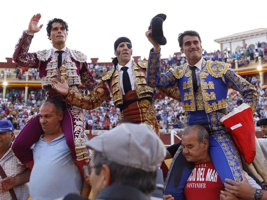 Abellán. Padilla y Jesulín saliendo a hombros de la Plaza de Toros de Cuenca.