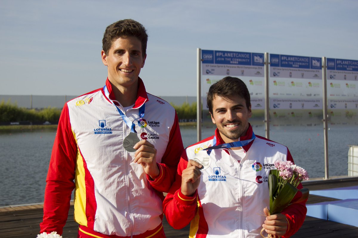 Íñigo Peña y Paco Cubelos con sus flamPaco Cubelos e Íñigo Peña, plata en el Mundialantes medallas.