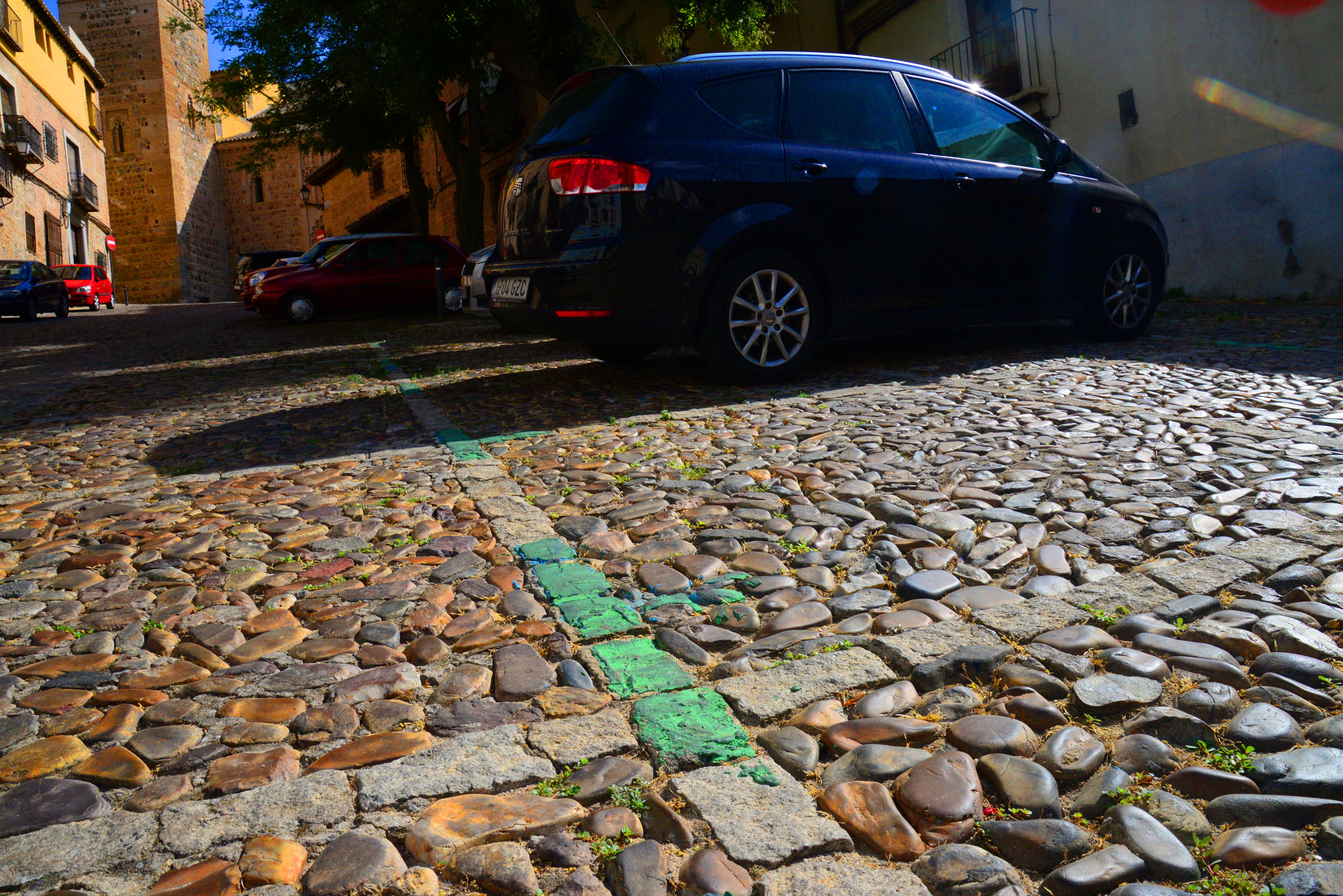 Nadie que no tenga la pegatina de la zona 1 de la ORA podrá aparcar en las plazas de color verde en el Casco Histórico de Toledo.