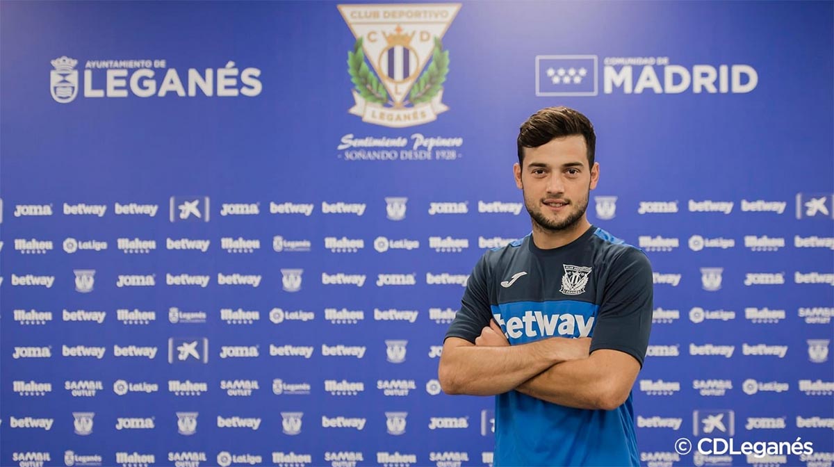 Arnaiz posa orgullosoamente tras firmar por el Leganés