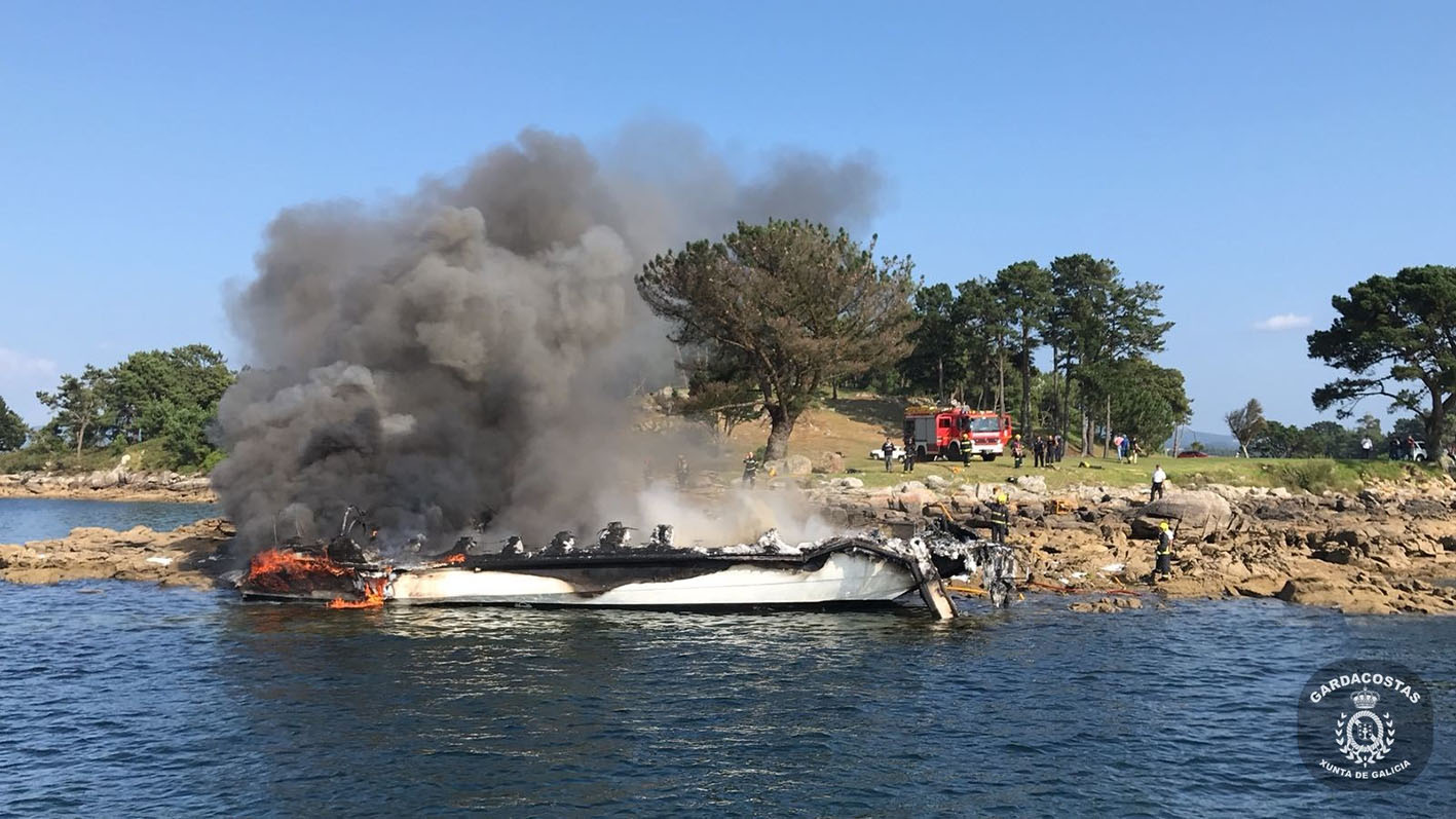 El catamarán, durante el incendio.