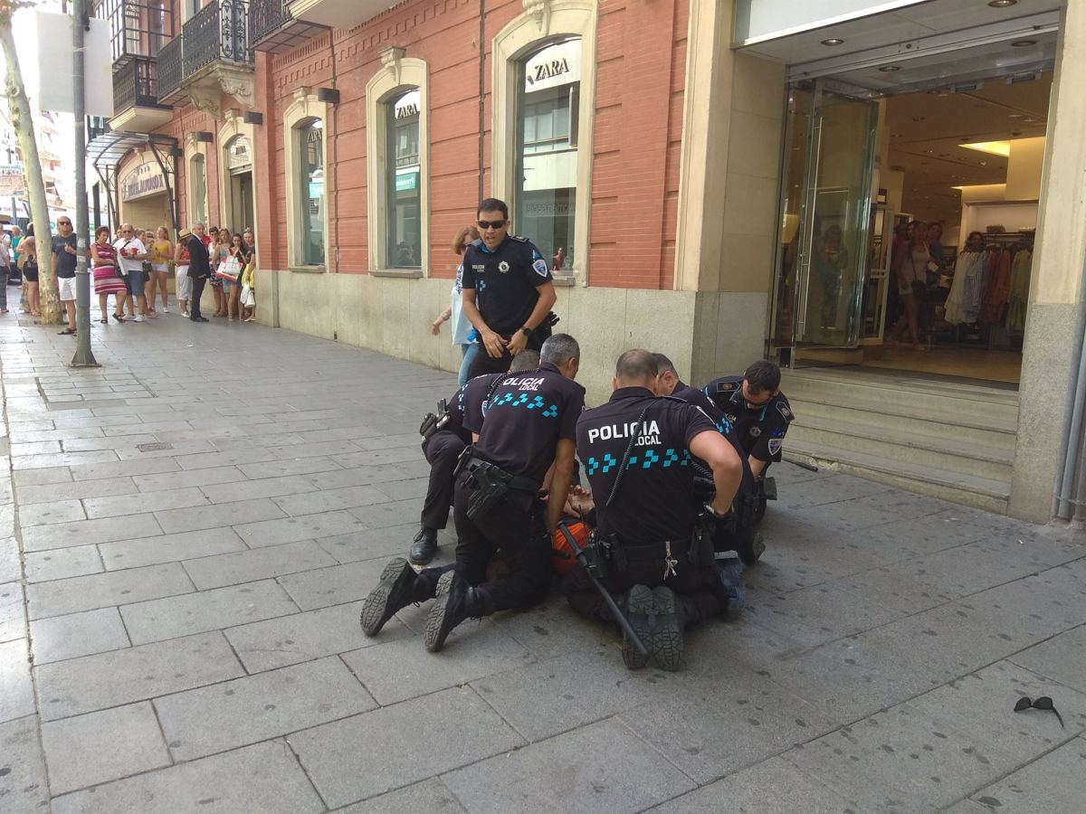 Momento en el que los agentes reducen al individuo. Foto: Europa Press.