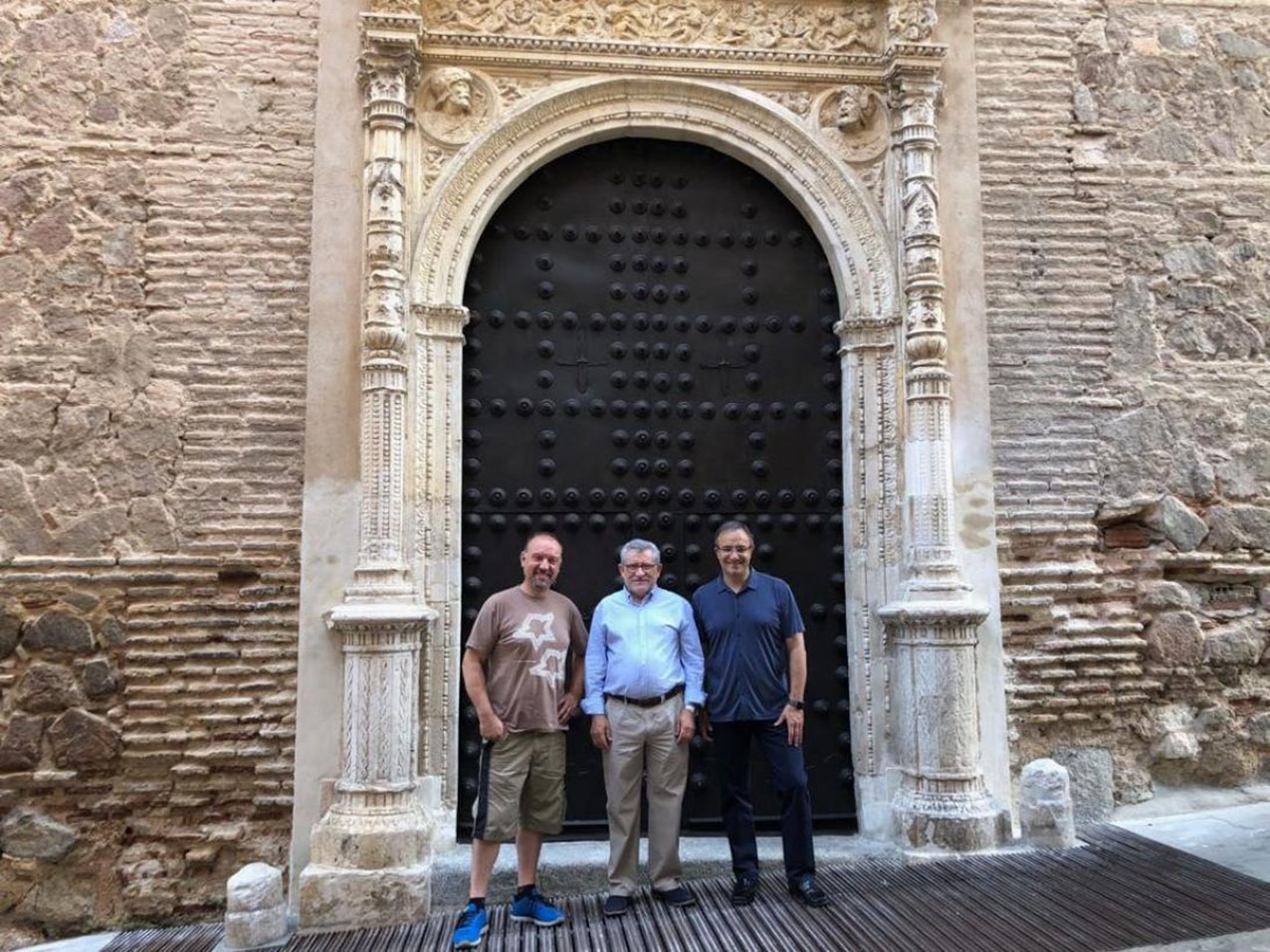 Felpeto y Carrascosa, delante de la portada, ya restaurada, del convento de San Clemente, en Toledo.