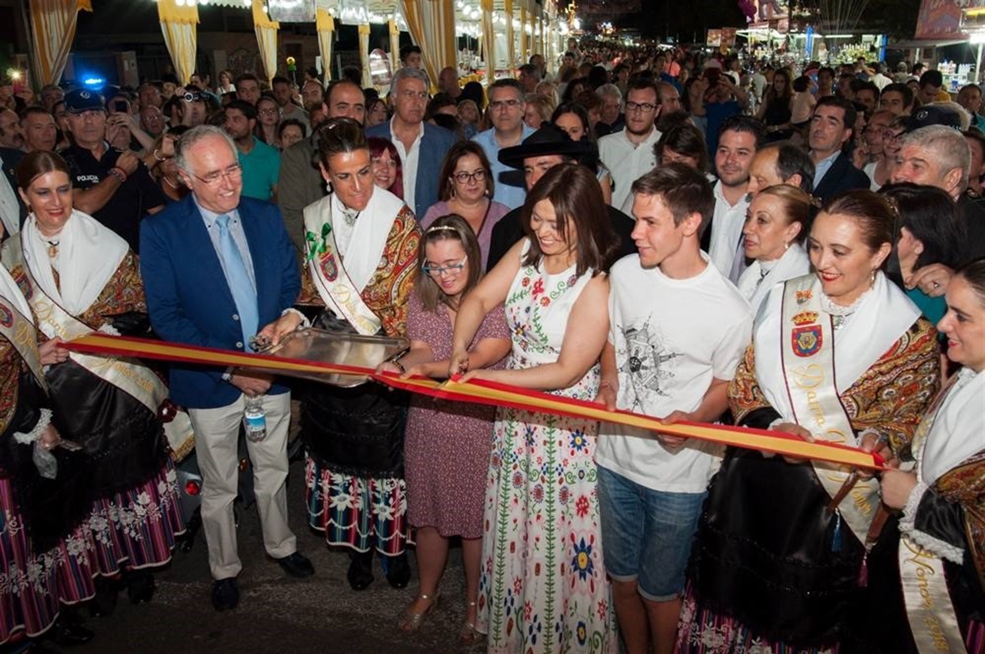 Pilar Zamora, alcaldesa de Ciudad Real, cortando la cinta inaugural de la Feria de Ciudad Real.