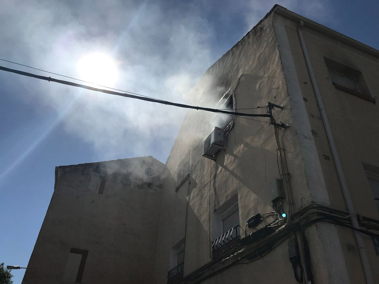 El humo, saliendo por una de las ventanas del edificio.