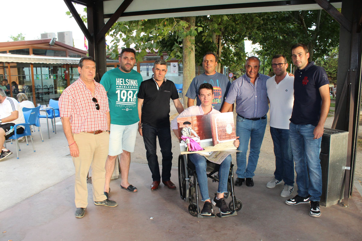 Manolo Vanegas junto al alcalde y los aficionados taurinos de Villaseca de la Sagra.