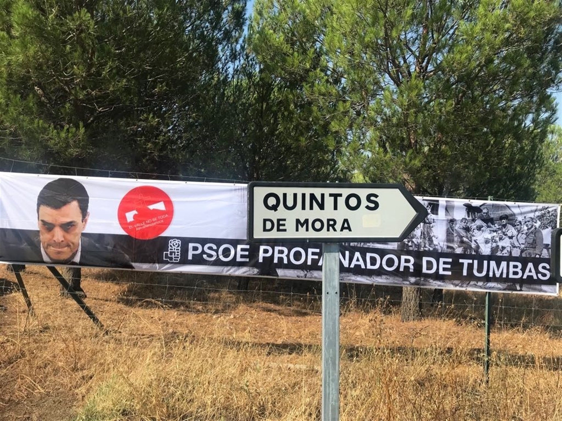 Pancarta en los Quintos de Mora