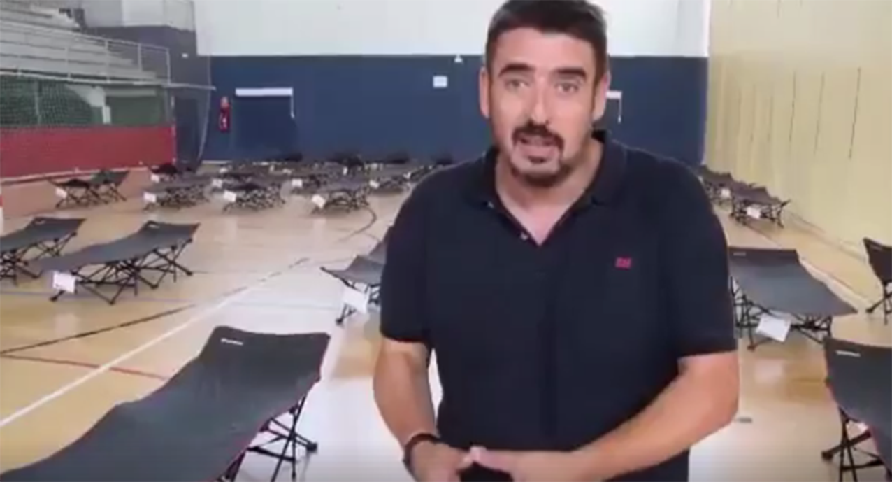 Rafa Esteban, en el polideportivo de Marchamalo donde van a acoger a los inmigrantes.