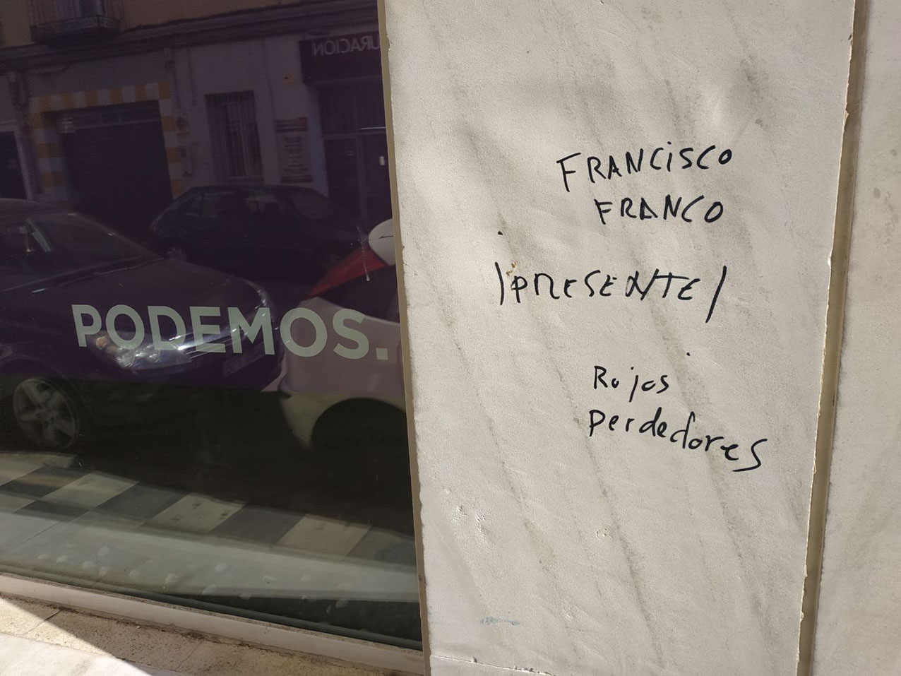 Las pintadas que han aparecido en la fachada de la sede de Podemos en Cuenca.